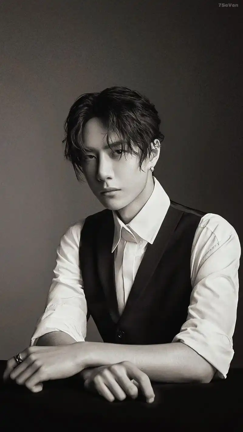 王一博壁纸这眼神里的坚毅果决是从啵啵内心透出来的