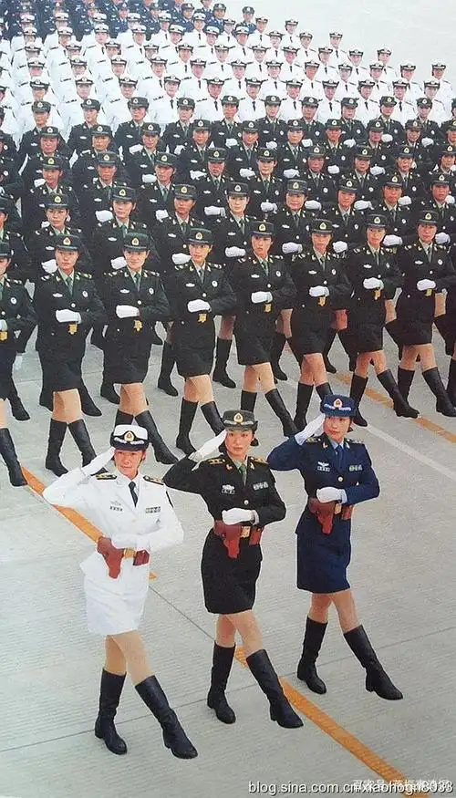 女兵赞～红妆换上彩军装,报国情怀挚比郎