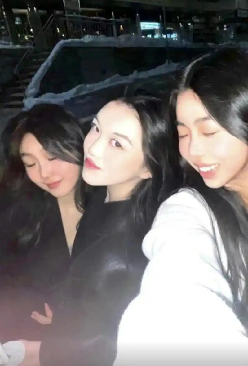 窦靖童# #15岁李嫣晒性感泳装照# 近日窦靖童拍摄的一组写真惊艳众人