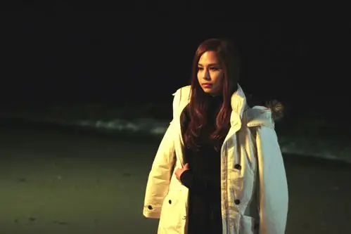 李幸倪海滩赤脚雨中拍mv成美丽冻人