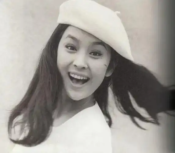 陷三角虐恋后悔甩了谢贤嫁刘家昌的甄珍演了28年的戏