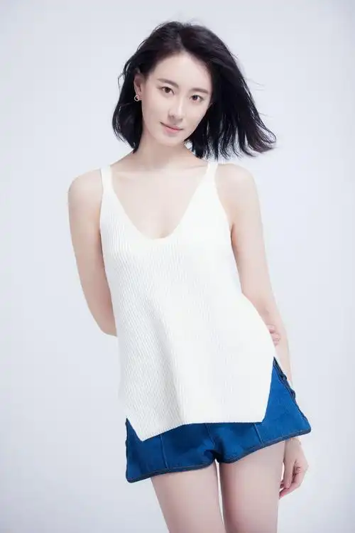 演员王乐君示范夏日清爽装扮时尚大片 肌肤雪白诠释迷人女神风情