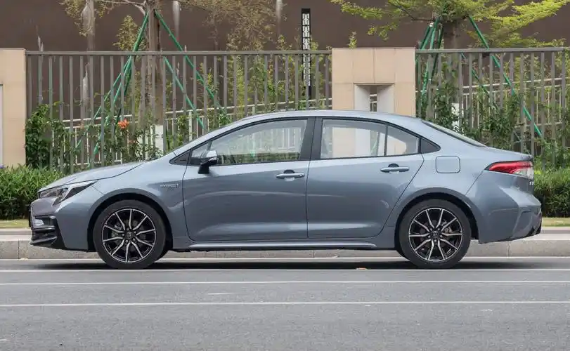 外观方面:雷凌采用多线条设计语言,双勾型led大灯组内部镶嵌多颗圆形