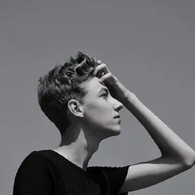 黑白系列的欧美男生头像大全念念不忘的是旧情