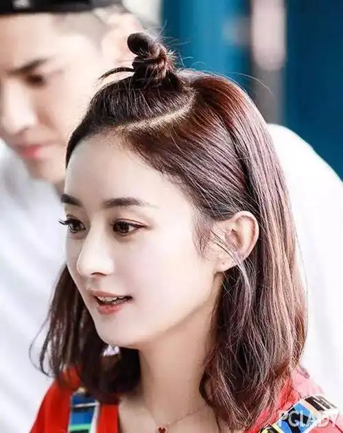 但是在扎这种苹果头的时候,不要把头发扎的太整齐,要有随意感和蓬松感