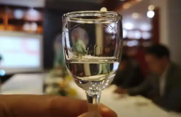 如果给你一杯白酒,你会如何品?__凤凰网