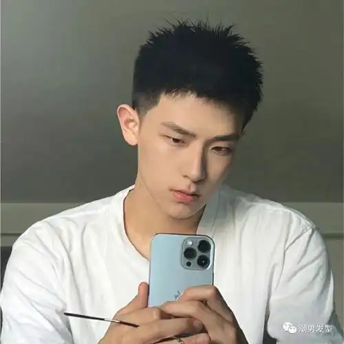 这才是年轻男生夏季该剪的发型,剪完清爽显帅气,颜值翻倍!