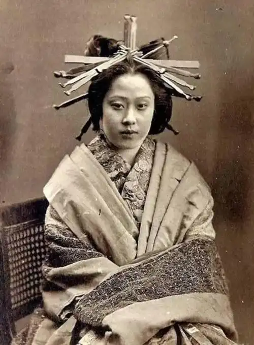 日本艺妓老照片:造型奇葩,色彩搭配惊悚!