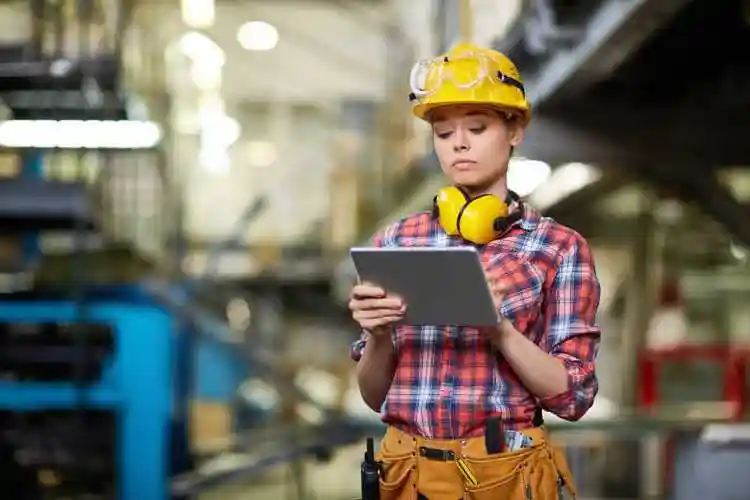 漂亮女工人图片-车间里的美丽女工人素材-高清图片