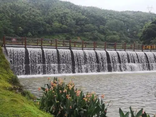 钜惠月亮湾玻璃天桥买一送一