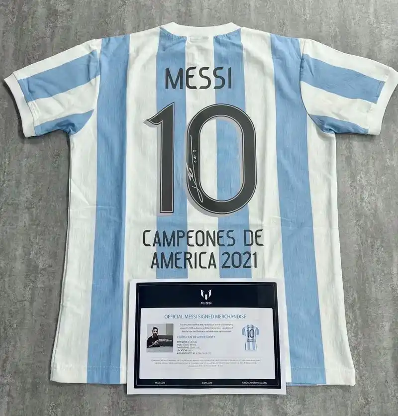 梅西亲签阿根廷夺冠特殊款复古球衣 - 抖音