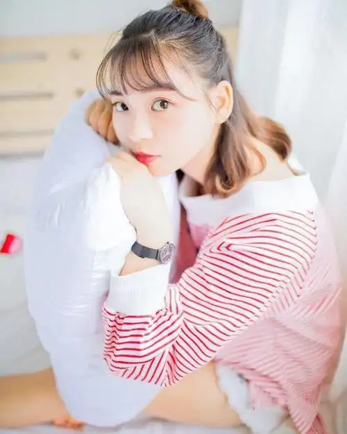 红色条纹清纯美女低头浅笑弯弯眉眼唯美写真