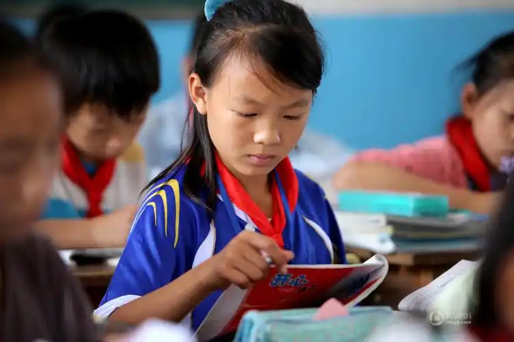 乡村女孩的足球梦:奔跑跳跃从不言苦 (14/17)