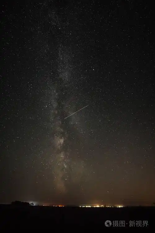 明亮的星星在夜空之上的城市街道和电子照片-正版商用图片0o5lyi-摄图