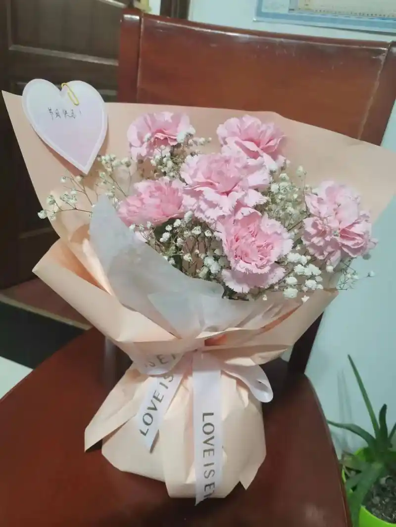 晚上收到宝贝远在千里之外快递的鲜花和二宝现场制作的手工花,心 - 抖