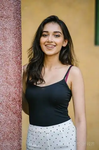 一位年轻,有魅力,美丽的印度亚洲女孩穿着黑色上衣的肖像.