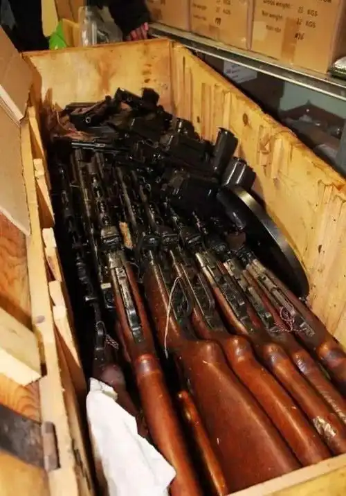 挖土党挖出德军二战军火库有很多崭新的名枪有些都还没开箱