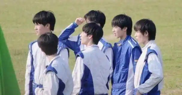 宋亚轩上课坐姿慵懒,班级氛围融洽,却因坐最后一排被质疑成绩差