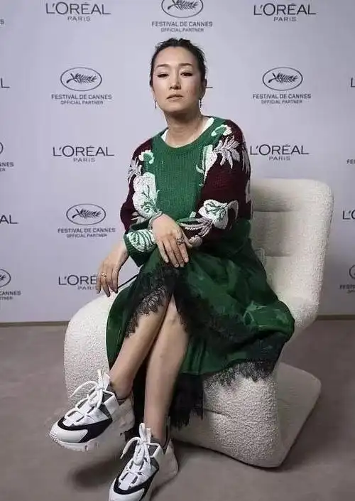 巩俐戛纳高清生图曝光,一双网红鞋拉垮优雅感,嘴周卡粉太真实|红毯