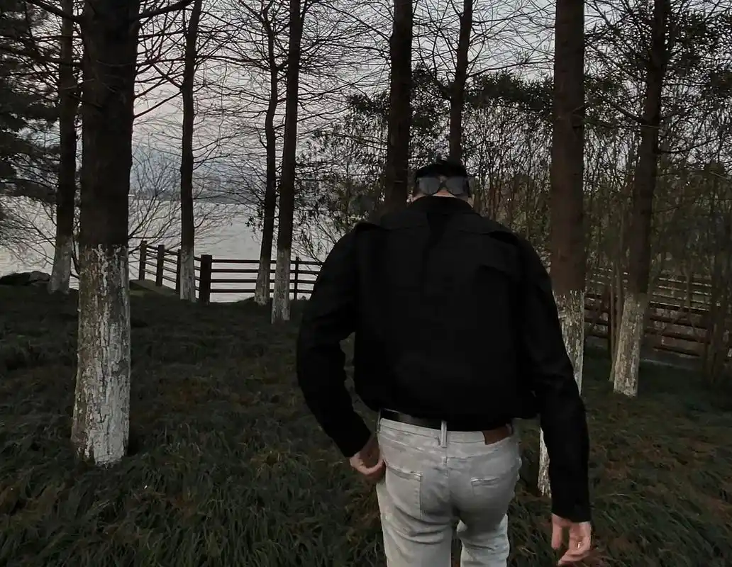 没有情绪的生活我很喜欢#背影 #男生穿搭 - 抖音