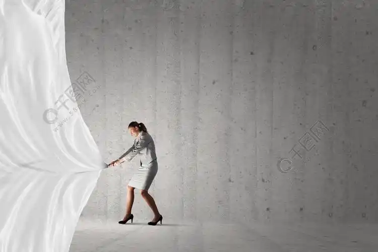 拉扯衣物空白横幅的年轻俏丽的女实业家女商人拉织物横幅