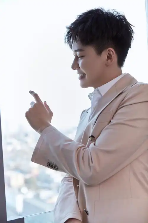 刘怡潼赵露思携手助力非遗舞台