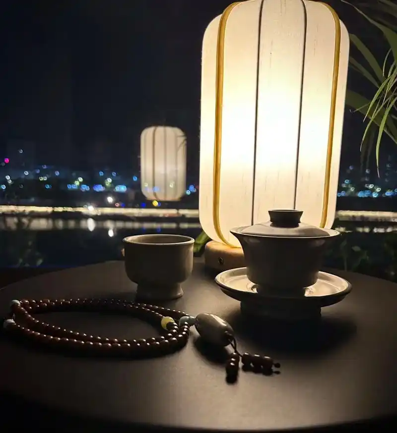 一个人喝茶|让你孤独出新高度.有些人涌向人海,在人声中寻求" - 抖音