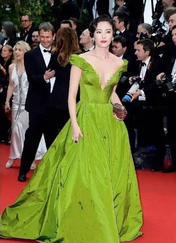 张雨绮豁出去了,这牺牲可真大,别在意别人的眼光,自己喜欢就行_礼服