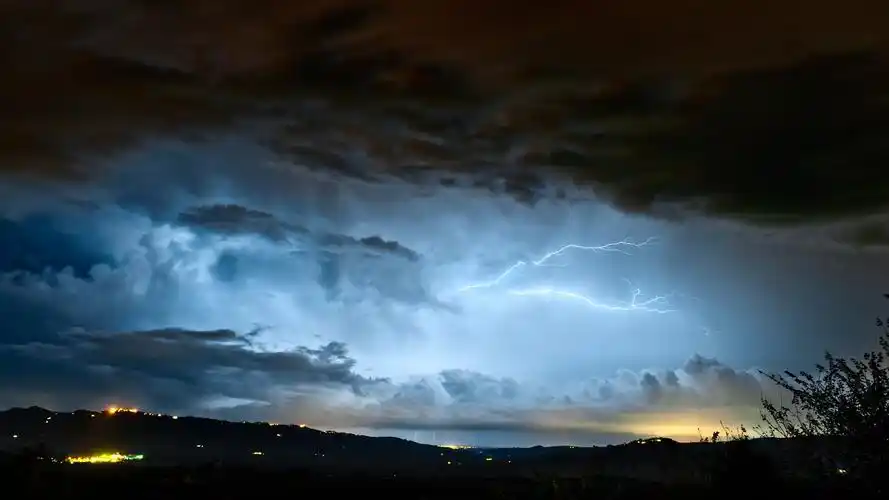 雷鸣闪电的夜晚壁纸