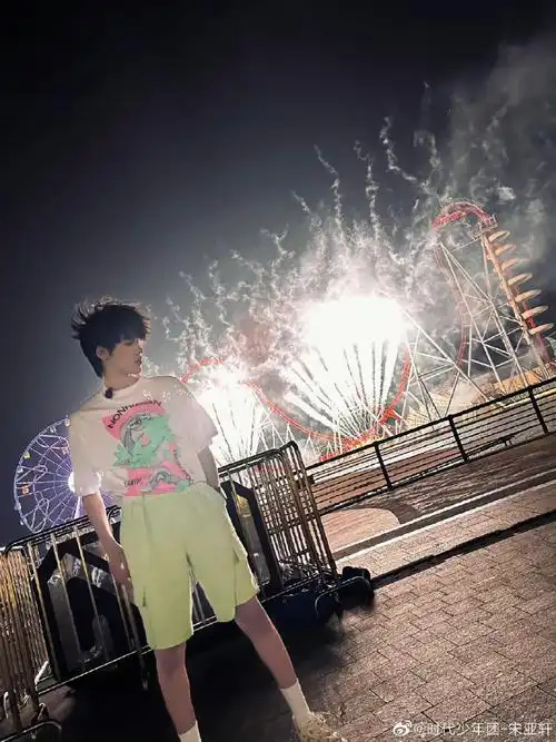 宋亚轩看烟花随拍##宋亚轩看烟花怼脸视频