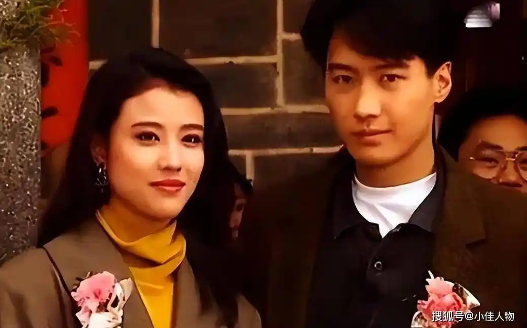 黎明和周海媚大巴车上相互依偎的照片引人遐想无限.