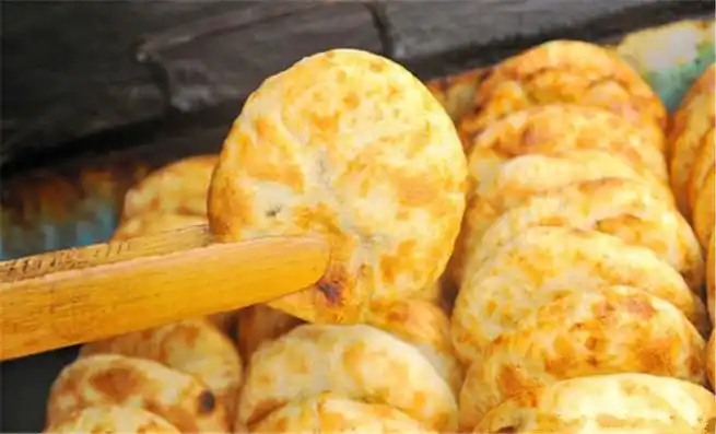 打火烧最重要的技术是烤火烧,包得再漂亮,烤出来的火烧不好,也没人买.