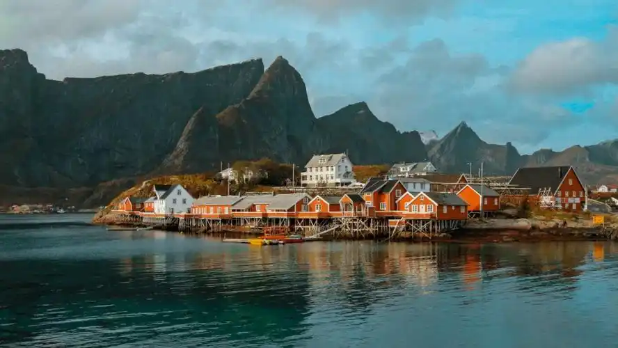 camera raw调整完之后的天空的饱和度太高,选择可选颜色青色,在青色