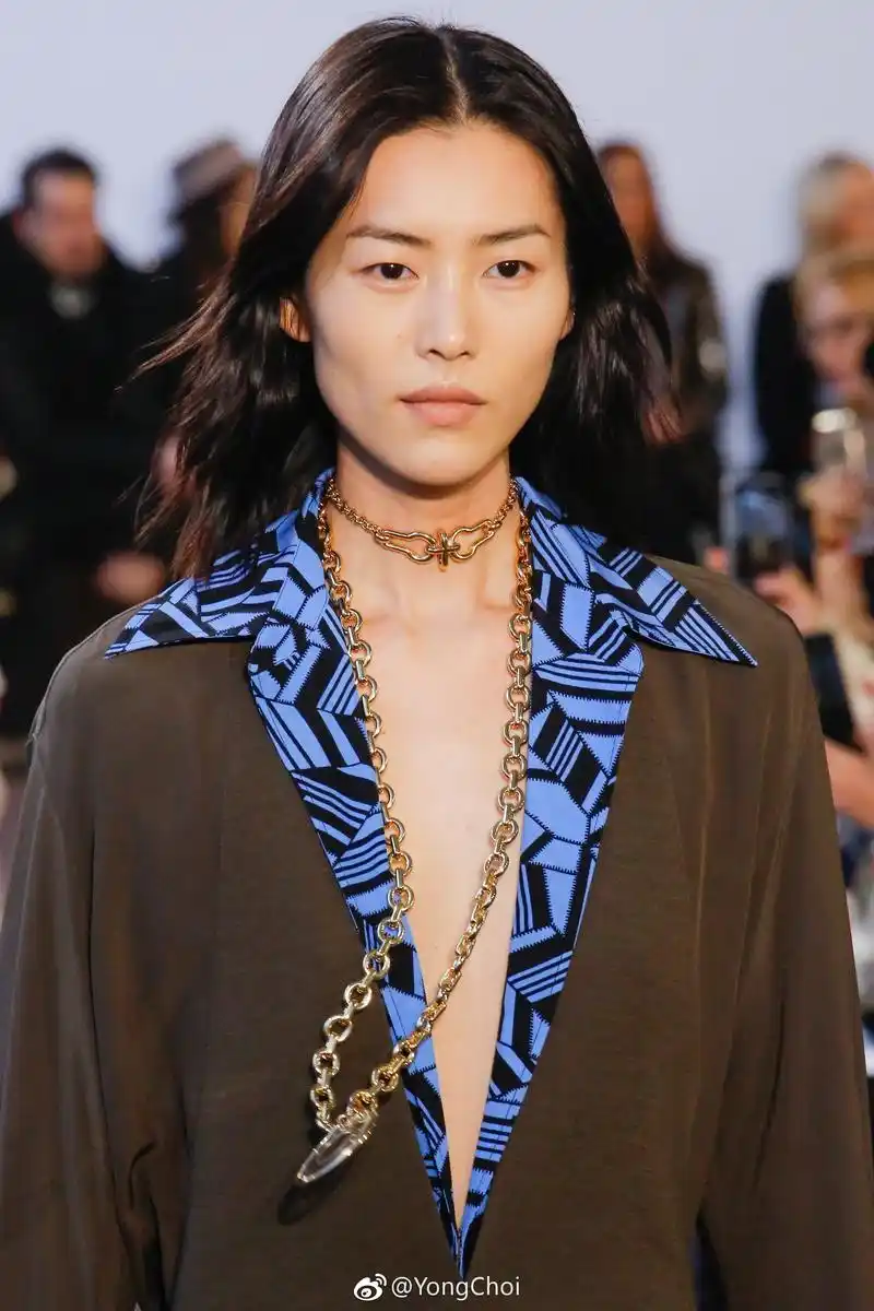 刘雯走上时装周t台的时候,世界都安静了,这气场真的没谁了!