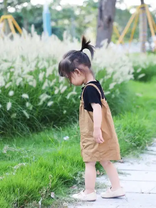 宝宝今日份穿搭～夏天是背带裤的专属季节平平无奇上身却很好看的一套