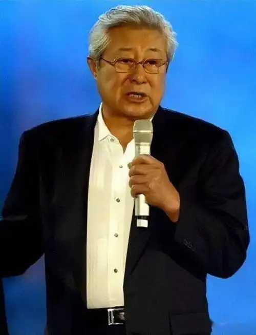 王心刚晚年真时髦,头发花白还梳大背头,西装配金丝眼镜儒雅精神