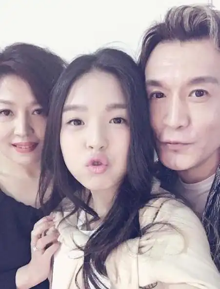 在共同的努力和支持下,李咏成为了央视的主持人,像节目《幸运52》