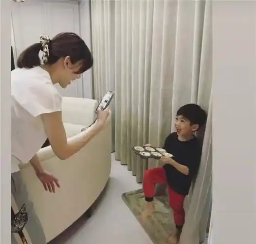 原创kimi和双胞胎做蛋糕做得太多了陈若仪把蛋糕当早餐吃