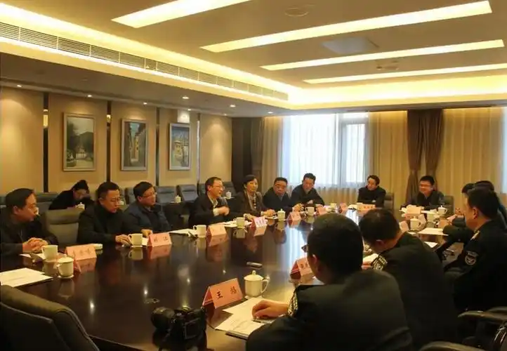 西部战区政治工作部黄集骧副主任介绍了部队改革的情况,并向成都市委