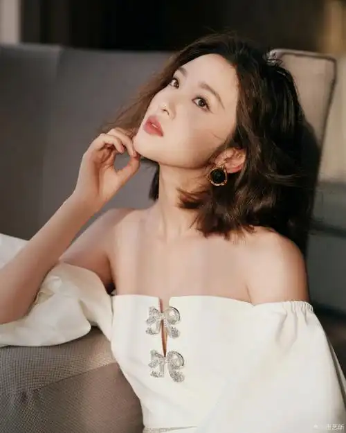 唐艺昕短发新魅力,白色抹胸泡泡袖裙展现甜酷风范_时尚_星悦