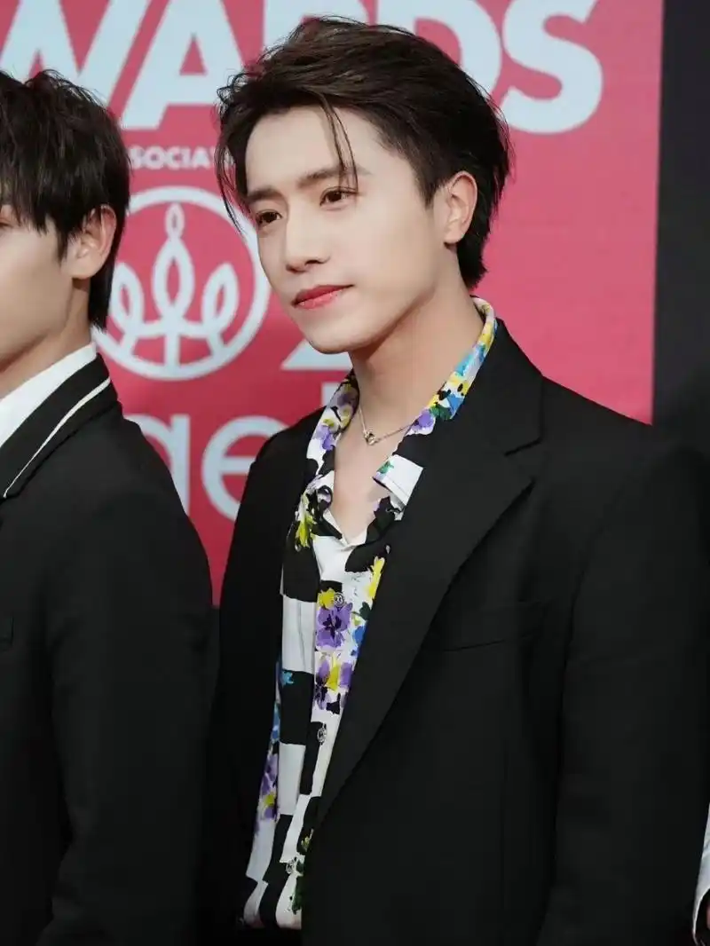 男士发型推荐～伯远的港式大背头 我觉得能挺住大背头的都是超级大