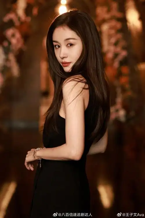 王子文黑色斜肩长裙##王子文柔顺黑长直