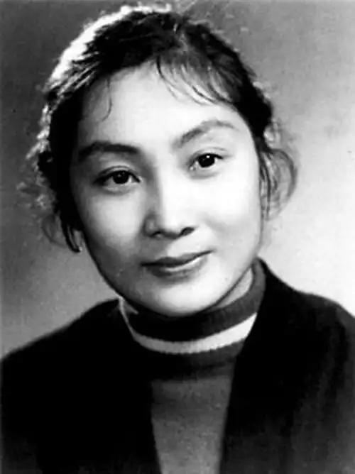 既是刘世龙首任银幕妻子,也是王心刚首位银幕妻子,为爱淡出影坛