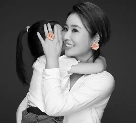 林心如带女儿做公益被吐槽!小海豚肉嘟嘟,和生日照比变化很大