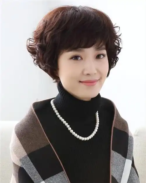 如果留黑长直的发型很容易暴露头发的缺点,同时也会衬托面部的"老化感