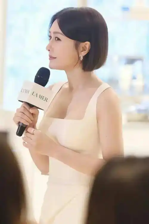 原创秦岚捧鲜花镜头前甜笑白色吊带长裙造型好优雅尽显好身材