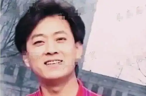 26年前的朱军这么时髦,红衬衫搭牛仔裤,帅气又阳光__财经头条