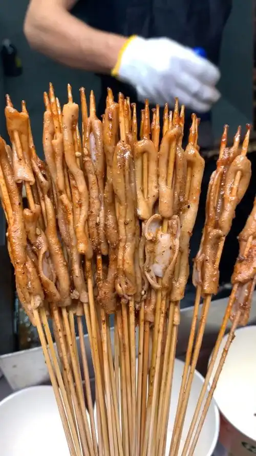 秘制烤鸭肠60秒快速出餐 香脆麻辣有嚼劲,你要不要来一份?