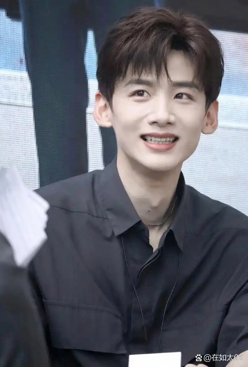 1,白敬亭魏大勋他俩关系确实不错.