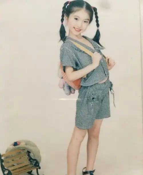 杨紫六一晒罕见童年照穿旗袍卖萌太可爱果然是小猴子